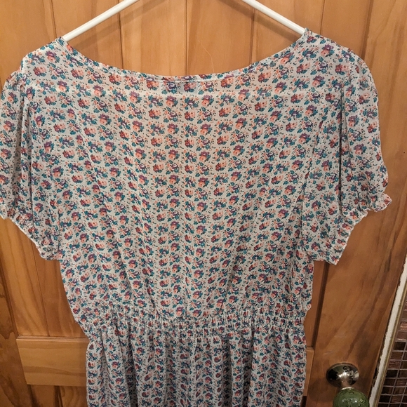 Light Short Sleeve Floral Top 2x - Picture 4 of 4